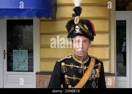 Geburtstagsfeier zum 194. Geburtstag seiner Majestät Kaiser Franz Josef I. von Österreich in Bad Ischl, dessen Sommersitz, am 18.08.2024. Das Bild zeigt eine Szene aus den Feierlichkeiten mit einem Husarenoffizier des Totenkopfregiments 2024 - Geburtstagsfeier zum 194sten Geburtstag seiner Majestät Kaiser Franz Josef I. von Österreich in Bad Ischl, dessen Sommersitz, am 18.08.2024. *** Geburtstagsfeier zum 194. Geburtstag seiner Majestät Kaiser Franz Josef I. von Österreich in Bad Ischl, seiner Sommerresidenz, am 18. 08 2024 zeigt das Bild eine Szene aus den Feierlichkeiten mit einem Husaren offi Stockfoto