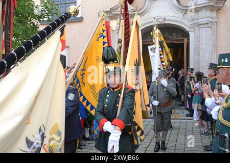 Geburtstagsfeier zum 194. Geburtstag seiner Majestät Kaiser Franz Josef I. von Österreich in Bad Ischl, dessen Sommersitz, am 18.08.2024. Das Bild zeigt den Auszug von Soldaten mit wehrhistorischen Uniformen und Standarten aus der Kirche nach der Kaisermasse 2024 - Geburtstagsfeier zum 194sten Geburtstag seiner Majestät Kaiser Franz Josef I. von Österreich in Bad Ischl, dessen Sommersitz, am 18.08.2024. *** Geburtstagsfeier zum 194. Geburtstag seiner Majestät Kaiser Franz Josef I. von Österreich in Bad Ischl, seiner Sommerresidenz, am 18. 08 2024 zeigt das Bild die Prozession der Soldaten Stockfoto