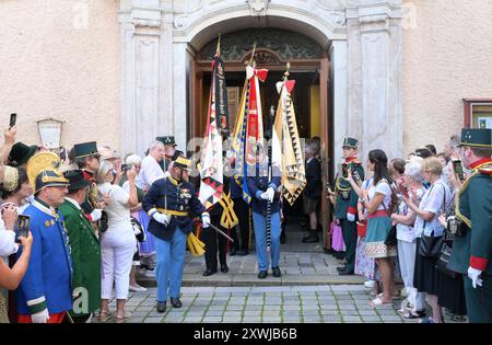 Geburtstagsfeier zum 194. Geburtstag seiner Majestät Kaiser Franz Josef I. von Österreich in Bad Ischl, dessen Sommersitz, am 18.08.2024. Das Bild zeigt den Auszug von Soldaten mit wehrhistorischen Uniformen und Standarten aus der Kirche nach der Kaisermasse 2024 - Geburtstagsfeier zum 194sten Geburtstag seiner Majestät Kaiser Franz Josef I. von Österreich in Bad Ischl, dessen Sommersitz, am 18.08.2024. *** Geburtstagsfeier zum 194. Geburtstag seiner Majestät Kaiser Franz Josef I. von Österreich in Bad Ischl, seiner Sommerresidenz, am 18. 08 2024 zeigt das Bild die Prozession der Soldaten Stockfoto