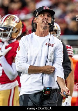 18. August 2024 Santa Clara CA U.S.A San Francisco Cheftrainer Kyle Shanahan an der Seitenlinie während des NFL Preseason Football Spiels zwischen den New Orleans Saints und den San Francisco 49ers im Levi Stadium San Francisco Kalifornien Thurman James/CSM Stockfoto