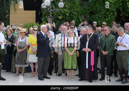 Geburtstagsfeier zum 194. Geburtstag seiner Majestät Kaiser Franz Josef I. von Österreich in Bad Ischl, dessen Sommersitz, am 18.08.2024. Erzherzog Markus Salvator von Habsburg-Lothringen während der Begrüßungsrede an seine Gäste, sowie die Bürgermeisterin der Stadt Bad Ischl, Ines Schiller und der Probst des Stiftes Klosterneuburg, Anton Höslinger 2024 - Geburtstagsfeier zum 194sten Geburtstag seiner Majestät Kaiser Franz Josef I. von dessen Österreich in Bad Ischl, Sommersitz, am 18.08.2024. *** Geburtstagsfeier zum 194. Geburtstag seiner Majestät Kaiser Franz Josef Stockfoto