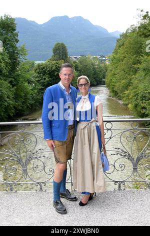 Geburtstagsfeier zum 194. Geburtstag seiner Majestät Kaiser Franz Josef I. von Österreich in Bad Ischl, dessen Sommersitz, am 18.08.2024. Das Bild zeigt den Bürgermeister der Stadt Korneuburg, Stefan Schmuckenschlager mit Gattin Andrea auf der Brücke über den Fluß Ischl 2024 - Geburtstagsfeier zum 194. Geburtstag seiner Majestät Kaiser Franz Josef I. von Österreich in Bad Ischl, dessen Sommersitz, am 18.08.2024. *** Geburtstagsfeier zum 194. Geburtstag seiner Majestät Kaiser Franz Josef I. von Österreich in Bad Ischl, seiner Sommerresidenz, am 18. 08 2024 zeigt das Bild den Bürgermeister von t Stockfoto