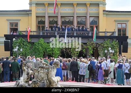 Geburtstagsfeier zum 194. Geburtstag seiner Majestät Kaiser Franz Josef I. von Österreich in Baad Ischl, dessen Sommersitz, am 18.08.2024. Das Bild zeigt die Wiener Sängerknaben am Balkon der Kaiservilla in Bad Ischl vor Publikum singend. 2024 - Geburtstagsfeier zum 194. Geburtstag seiner Majestät Kaiser Franz Josef I. von Österreich in Bad Ischl, dessen Sommersitz, am 18.08.2024. *** Geburtstagsfeier zum 194. Geburtstag seiner Majestät Kaiser Franz Josef I. von Österreich in Baad Ischl, seiner Sommerresidenz, am 18. 08 2024 zeigt das Bild die Wiener Sängerknaben, die vor einem singen Stockfoto