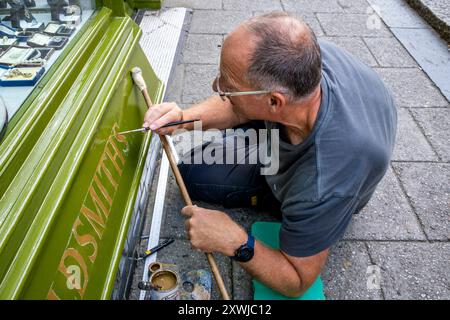 Ein Signwriter bei der Arbeit in der High Street, Lewes, East Sussex, Großbritannien. Stockfoto