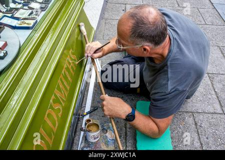 Ein Signwriter bei der Arbeit in der High Street, Lewes, East Sussex, Großbritannien. Stockfoto