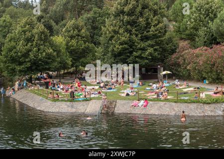 Ein belebter Flussstrand (praia fluvial) in Aldeia Ana de Aviz, in der Nähe von Figueiró Dos Vinhos im Zentrum Portugals Stockfoto