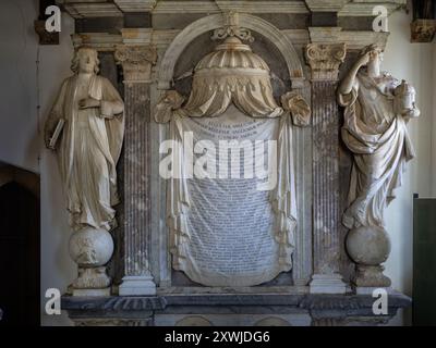 Großes stehendes Denkmal mit lebensgroßen Figuren und lateinischer Inschrift, Kirche St. Michael, Kirche Stowe, Northamptonshire, Großbritannien Stockfoto