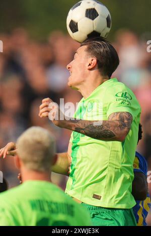 Koblenz, Deutschland. August 2024. Fußball: DFB-Cup, TuS Koblenz - VfL Wolfsburg, 1. Runde, Oberwerth Stadion. Wolfsburgs Cedric Zesiger mit Kopfzeile. Hinweis: Thomas Frey/dpa - WICHTIGER HINWEIS: Gemäß den Vorschriften der DFL Deutschen Fußball-Liga und des DFB Deutschen Fußball-Bundes ist es verboten, im Stadion und/oder des Spiels aufgenommene Fotografien in Form von sequenziellen Bildern und/oder videoähnlichen Fotoserien zu verwenden oder zu verwenden./dpa/Alamy Live News Stockfoto