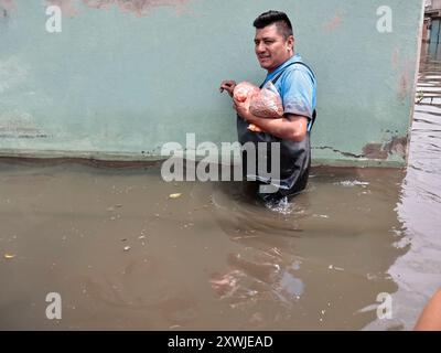 Chalco, Mexiko. August 2024. Achtzehn aufeinander folgende Tage lang haben starke Regenfälle Tausende von Menschen getroffen und Überschwemmungen bis zu eineinhalb Meter hoch verursacht; dies hat große materielle und wirtschaftliche Verluste verursacht; zusammen mit dieser Situation beeinträchtigt Abwasser die Gesundheit der Bewohner des Viertels Culturas de Mexico und der umliegenden Gebiete am 19. August 2024 in Chalco, Bundesstaat Mexiko, Mexiko. (Foto: Josue Perez/SIPA USA) Credit: SIPA USA/Alamy Live News Stockfoto