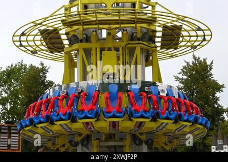 Nach dem Oktoberfest ist das Gäubodenvolksfest in Straubing das bekannteste Volksfest in Bayern. Der Vergnügungspark umfasst rund 130 Fahrgeschäfte. Foto: Fahrgeschäft Skyfall, Freifallturm *** nach dem Oktoberfest ist das Gäubodenvolksfest in Straubing das bekannteste Volksfest Bayerns der Vergnügungspark umfasst rund 130 Fahrgeschäfte Foto Skyfallfahrt, Freifallturm Stockfoto