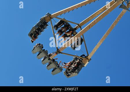 Nach dem Oktoberfest ist das Gäubodenvolksfest in Straubing das bekannteste Volksfest in Bayern. Der Vergnügungspark umfasst rund 130 Fahrgeschäfte. Kirmes-Besucher beim Jahrmarkt auf dem Rummel. Foto: Excalibur Fahrgeschäft *** nach dem Oktoberfest ist das Gäubodenvolksfest in Straubing das bekannteste Volksfest Bayerns der Vergnügungspark umfasst rund 130 Fahrgeschäfte Messebesucher auf dem Messegelände Photo Excalibur Ride Stockfoto