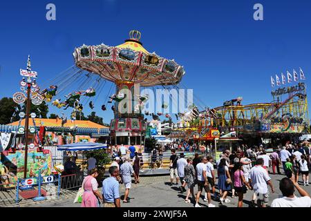 Nach dem Oktoberfest ist das Gäubodenvolksfest in Straubing das bekannteste Volksfest in Bayern. Der Vergnügungspark umfasst rund 130 Fahrgeschäfte. Kirmes-Besucher beim Jahrmarkt auf dem Rummel. Foto: Stranningers Wellenflug, Kettenkarussell *** nach dem Oktoberfest ist das Gäubodenvolksfest in Straubing das bekannteste Volksfest Bayerns der Vergnügungspark umfasst rund 130 Fahrgeschäfte Messegelände-Besucher auf dem Messegelände Foto Stranningers Wellenflug, Kettenkarussell Stockfoto