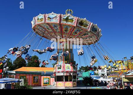 Nach dem Oktoberfest ist das Gäubodenvolksfest in Straubing das bekannteste Volksfest in Bayern. Der Vergnügungspark umfasst rund 130 Fahrgeschäfte. Kirmes-Besucher beim Jahrmarkt auf dem Rummel. Foto: Wellenflug Kettenkarusell - Stranninger *** nach dem Oktoberfest ist das Gäubodenvolksfest in Straubing das bekannteste Volksfest Bayerns der Vergnügungspark umfasst rund 130 Fahrgeschäfte Messebesucher auf dem Messegelände Foto Wellenflug Kettenkarusell Stranninger Stockfoto