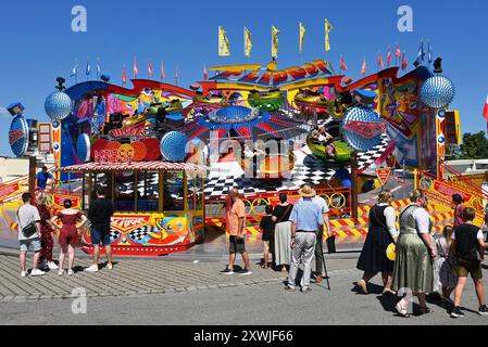 Nach dem Oktoberfest ist das Gäubodenvolksfest in Straubing das bekannteste Volksfest in Bayern. Der Vergnügungspark umfasst rund 130 Fahrgeschäfte. Kirmes-Besucher beim Jahrmarkt auf dem Rummel. Foto: Flipper Fahrgeschäft *** nach dem Oktoberfest ist das Gäubodenvolksfest in Straubing das bekannteste Volksfest Bayerns der Vergnügungspark umfasst rund 130 Fahrgeschäfte Messebesucher auf dem Messegelände Photo Flipper Ride Stockfoto