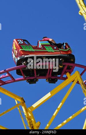 Nach dem Oktoberfest ist das Gäubodenvolksfest in Straubing das bekannteste Volksfest in Bayern. Der Vergnügungspark umfasst rund 130 Fahrgeschäfte. Kirmes-Besucher beim Jahrmarkt auf dem Rummel. Foto: Wilde Maus, Achterbahn von Schausteller Münch *** nach dem Oktoberfest ist das Gäubodenvolksfest in Straubing das bekannteste Volksfest Bayerns der Vergnügungspark umfasst rund 130 Fahrgeschäfte Messebesucher auf dem Messegelände Foto Wild Mouse, Achterbahn von Schausteller Münch Stockfoto