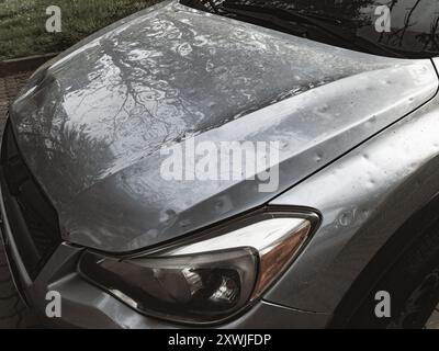 Hagel beschädigtes Auto, Nahaufnahme Stockfoto