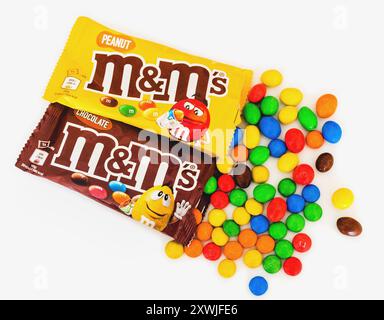 2024: M&ms (von Mars) Chocolate Nuss Dragee, auf weiß Stockfoto