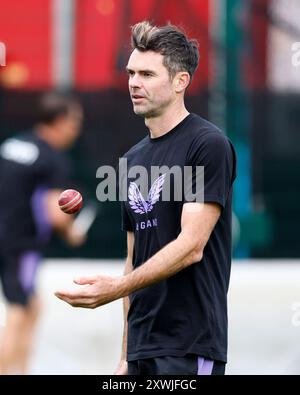 Der englische Fast-Bowling-Mentor James Anderson während der Nets Session im Emirates Old Trafford, Manchester. Bilddatum: Dienstag, 20. August 2024. Stockfoto