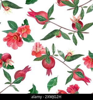 Ein Zweig mit Reifen Granatäpfeln, Blumen und Blättern nahtloses Aquarellmuster isoliert auf weiß. Handgezeichnetes, realistisches Fruchtelement für Wohnkultur Stockfoto