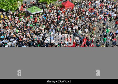 Brüssel, Belgien August 2024. Die Arbeitnehmer nehmen am Dienstag, den 20. August 2024, am Eingang des Audi-Werks in Brüssel, in Vorst-Forest, Brüssel, an einer von der gemeinsamen gewerkschaftsfront einberufenen Generalstabsversammlung bei Audi Brüssel Teil, während im Werk ein betriebsrat stattfindet. Im vergangenen Monat hat der Vorstand von Audi Brüssel den Betriebsrat über seine Absicht informiert, eine Umstrukturierung des Standorts durchzuführen. Dies kann auch die Einstellung des Betriebs einschließen. BELGA PHOTO ERIC LALMAND Credit: Belga News Agency/Alamy Live News Stockfoto