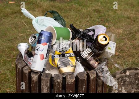 Voller Abfalleimer mit Getränkedosen, Stratford-upon-Avon, Warwickshire, Großbritannien Stockfoto