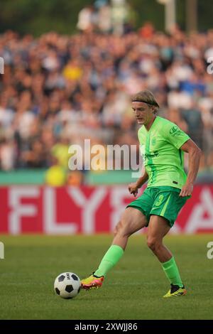 Koblenz, Deutschland. August 2024. Fußball: DFB-Cup, TuS Koblenz - VfL Wolfsburg, 1. Runde, Oberwerth Stadion. Wolfsburgs Sebastiaan Bornauw in Aktion. Hinweis: Thomas Frey/dpa - WICHTIGER HINWEIS: Gemäß den Vorschriften der DFL Deutschen Fußball-Liga und des DFB Deutschen Fußball-Bundes ist es verboten, im Stadion und/oder des Spiels aufgenommene Fotografien in Form von sequenziellen Bildern und/oder videoähnlichen Fotoserien zu verwenden oder zu verwenden./dpa/Alamy Live News Stockfoto