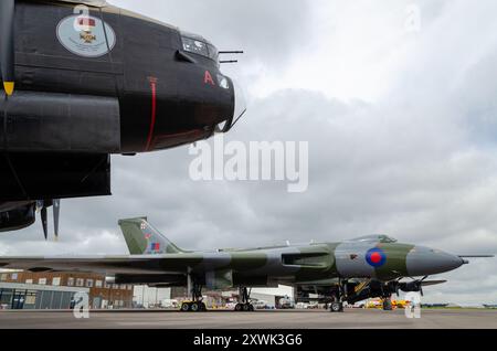 Canadian Warplane Heritage Museum Avro Lancaster FM213, bekannt als Mynarski Lancaster, Avro Vulcan Jet Bomber und RAF BBMF Lancaster PA474 Stockfoto