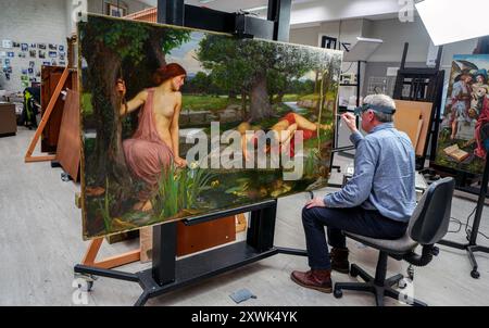 David Crombie, Senior Painting Conservator, führt Restaurierungsarbeiten an John William Waterhouse's Gemälde Echo and Narcissus, 1903, im Konservierungsstudio am Midland Railway Building in Liverpool durch. Das Gemälde aus der Sammlung der Walker Art Gallery, eines der bekanntesten Gemälde aus dem viktorianischen Großbritannien, wird lebenswichtigen Restaurierungsarbeiten unterzogen, bevor es später in diesem Jahr an Hamburg ausgeliehen wird. Bilddatum: Dienstag, 20. August 2024. Stockfoto