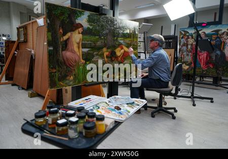 David Crombie, Senior Painting Conservator, führt Restaurierungsarbeiten an John William Waterhouse's Gemälde Echo and Narcissus, 1903, im Konservierungsstudio am Midland Railway Building in Liverpool durch. Das Gemälde aus der Sammlung der Walker Art Gallery, eines der bekanntesten Gemälde aus dem viktorianischen Großbritannien, wird lebenswichtigen Restaurierungsarbeiten unterzogen, bevor es später in diesem Jahr an Hamburg ausgeliehen wird. Bilddatum: Dienstag, 20. August 2024. Stockfoto