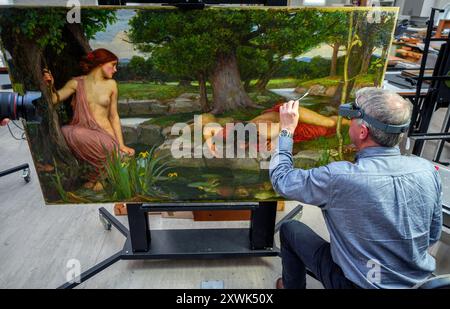 David Crombie, Senior Painting Conservator, führt Restaurierungsarbeiten an John William Waterhouse's Gemälde Echo and Narcissus, 1903, im Konservierungsstudio am Midland Railway Building in Liverpool durch. Das Gemälde aus der Sammlung der Walker Art Gallery, eines der bekanntesten Gemälde aus dem viktorianischen Großbritannien, wird lebenswichtigen Restaurierungsarbeiten unterzogen, bevor es später in diesem Jahr an Hamburg ausgeliehen wird. Bilddatum: Dienstag, 20. August 2024. Stockfoto