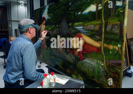 David Crombie, Senior Painting Conservator, führt Restaurierungsarbeiten an John William Waterhouse's Gemälde Echo and Narcissus, 1903, im Konservierungsstudio am Midland Railway Building in Liverpool durch. Das Gemälde aus der Sammlung der Walker Art Gallery, eines der bekanntesten Gemälde aus dem viktorianischen Großbritannien, wird lebenswichtigen Restaurierungsarbeiten unterzogen, bevor es später in diesem Jahr an Hamburg ausgeliehen wird. Bilddatum: Dienstag, 20. August 2024. Stockfoto