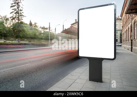 Leeres Modell Des Straßenposter-Stands. Werbetafeln Mit Unscharfen Lichtspuren Stockfoto