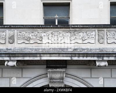 Drohnenansicht auf Augenhöhe der Reliefskulpturen auf dem ehemaligen Martins Bank-Gebäude auf der Water St Liverpool Stockfoto