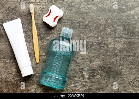 Mundspülung und andere Mundhygiene-Produkte auf farbiger Tischansicht mit Kopierfläche. Flach liegend. Zahnhygiene. Mundpflegeprodukte und Platz für Text o Stockfoto