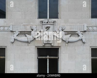 Drohnenansicht auf Augenhöhe der Reliefskulpturen auf dem ehemaligen Martins Bank-Gebäude auf der Water St Liverpool Stockfoto
