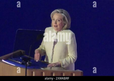 United Center, 1901 W Madison St, Chicago, IL 60612. August 2024. Hillary Rodham Clinton und der US-Präsident Joe Biden haben sich in Chicago zusammengeschlossen, um den ersten Tag der Demokratischen Nationalversammlung 2024 in der windigen Stadt zu starten. Quelle: ©Julia Mineeva/EGBN TV News/Alamy Live News Stockfoto