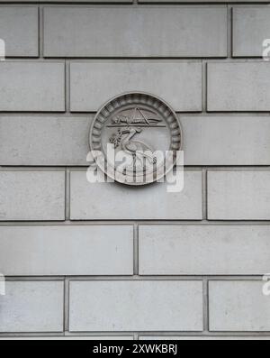 Drohnenansicht auf Augenhöhe der Reliefskulpturen auf dem ehemaligen Martins Bank-Gebäude auf der Water St Liverpool Stockfoto