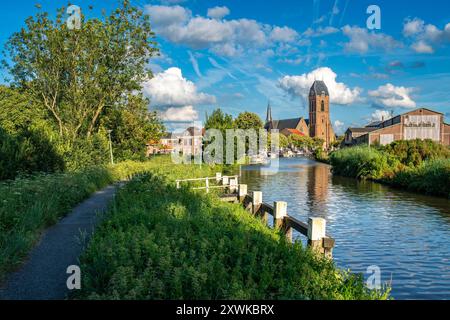 Stadtbild von Oudewater, Provinz Utrecht, Niederlande. Blick auf die Michaeliskirche am Fluss Hollandse Ijssel Stockfoto