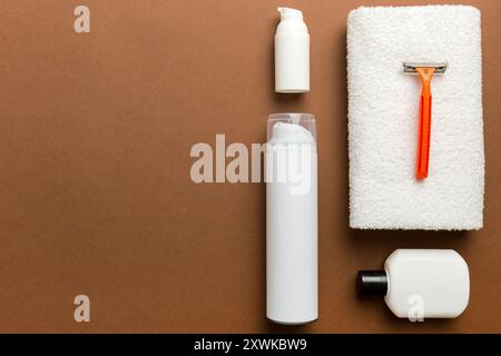 Rasierer-Set. Schermaschine, Handtuch, Lotion und Rasierschaum auf farbigem Hintergrund. Herren Bad Accessoires Draufsicht. Stockfoto