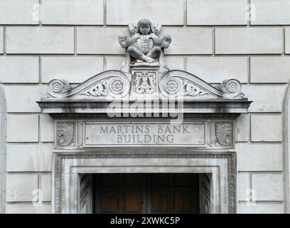 Drohnenansicht auf Augenhöhe der Reliefskulpturen auf dem ehemaligen Martins Bank-Gebäude auf der Water St Liverpool Stockfoto