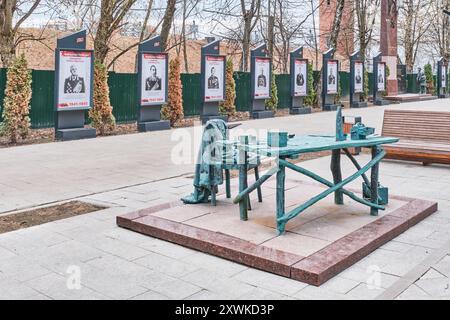 Moskau, Russland - 14. April 2024: Denkmal Signalmans Table, Autor Serezhin. Skulpturale Komposition, die militärischen Signalen gewidmet ist, auf der Alley of Milit Stockfoto