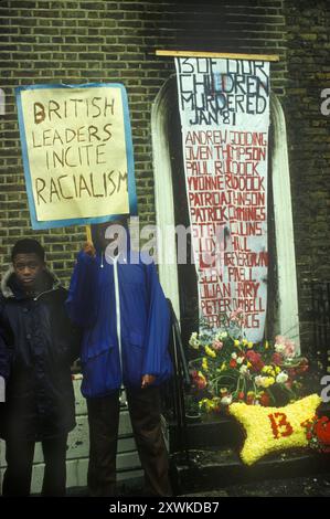 New Cross Fire Massaker, die Einheimischen versammeln sich vor dem Haus in New Cross, wo 13 junge Erwachsene in einer Flamme starben. Das New Cross Fire war ein verheerender Hausbrand, bei dem 13 junge Schwarze während einer Geburtstagsfeier am Sonntag, den 18. Januar 1981, in New Cross im Südosten Londons ums Leben kamen. New Cross, South London, England, 1981 1980er-Jahre HOMER SYKES Stockfoto