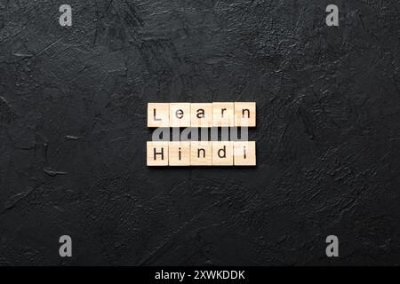 Lernen Sie Hindi Wort auf Holzblock geschrieben. Hindi-Text auf Tisch lernen, Konzept. Stockfoto