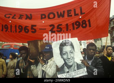 Der Black People's Day of Action marschiert vom Fordham Park in den Süden Londons ins West End von London. Demonstration wegen fehlender Maßnahmen wegen des Neuen Kreuzes. Ein Hausbrand, bei dem 13 junge Schwarze während einer Geburtstagsfeier in New Cross, Südosten Londons, am Sonntag, den 18. Januar 1981 getötet wurden. Westminster, London, England, 2. März 1981 1980, UK HOMER SYKES Stockfoto