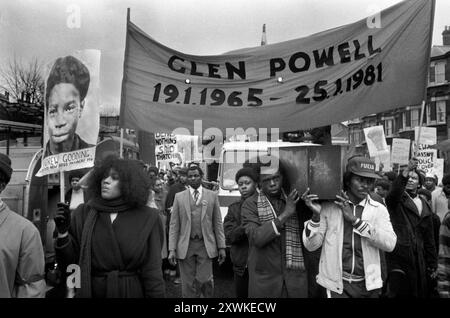 Der Black People's Day of Action marschiert vom Fordham Park in den Süden Londons ins West End von London. Demonstration wegen fehlender Maßnahmen wegen des Neuen Kreuzes. Ein Hausbrand, bei dem 13 junge Schwarze während einer Geburtstagsfeier in New Cross, Südosten Londons, am Sonntag, den 18. Januar 1981 getötet wurden. Westminster, London, England, 2. März 1981 1980, UK HOMER SYKES Stockfoto