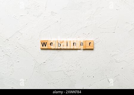 WEBINAR-Wort auf Holzblock geschrieben. WEBINAR-Text auf Zementtisch für Ihr Design, Konzept. Stockfoto