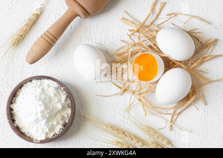 Zubereitung von Teig, Backen von Zutaten Mehl Eier auf rustikalem Tisch Stockfoto