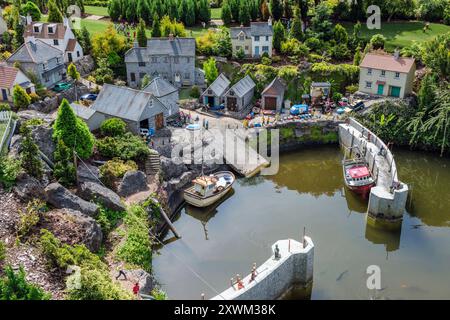 Ein Musterfischdorf und Hafen in Babbacombe Model Village, Torquay, Devon Stockfoto