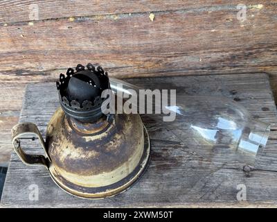 Eine alte Kerosin-Lampe. Der Glasschirm liegt daneben. Eine Nahaufnahme des Dochs. Stockfoto