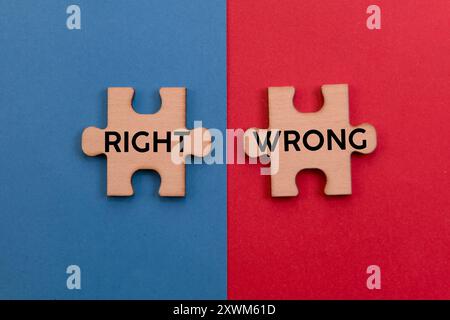 Die richtige Entscheidung treffen: Puzzleteile aus Holz mit „richtig“ und „falsch“ auf blauem und rotem Hintergrund. Stockfoto